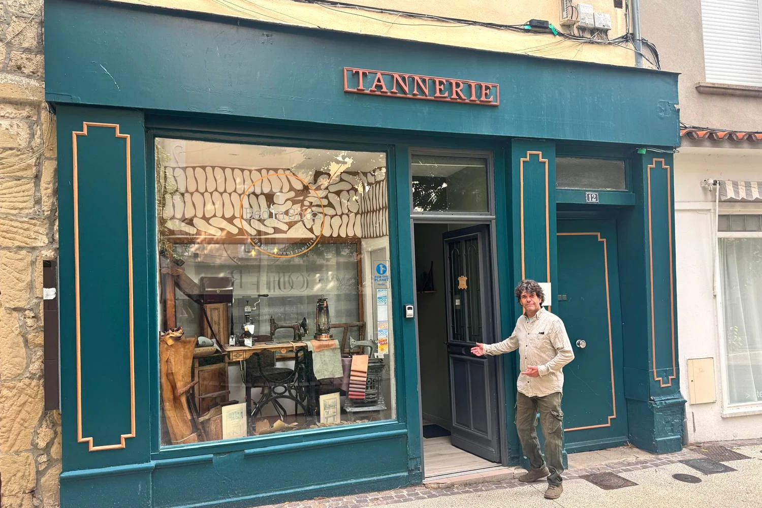 François-Xavier Chambost devant la vitrine de La Tannerie à Romans-sur-Isère.
