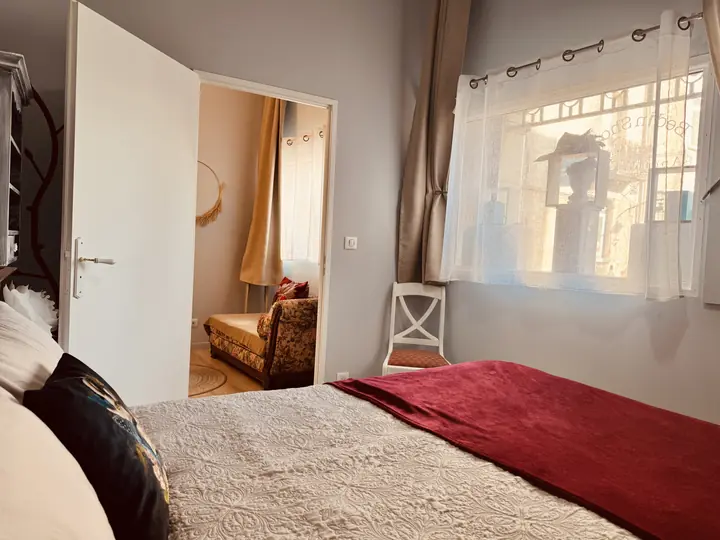 Chambre principale et lit double — L’Apothicaire, hébergement Bed in Shop à Romans-sur-Isère