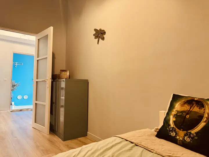 Seconde chambre avec deux lits — L’Apothicaire, hébergement Bed in Shop à Romans-sur-Isère