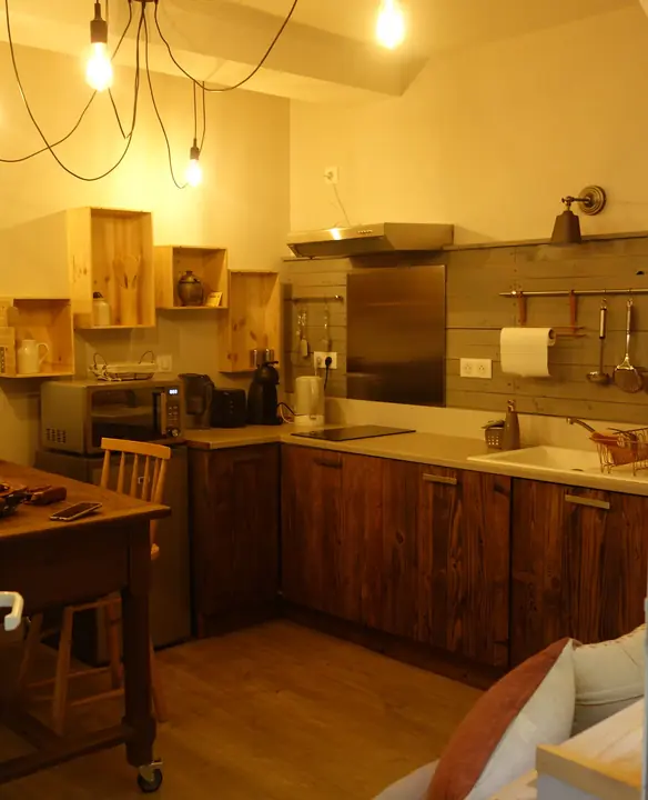 Cuisine et espace repas — La Chaumière, hébergement Bed in Shop à Romans-sur-Isère
