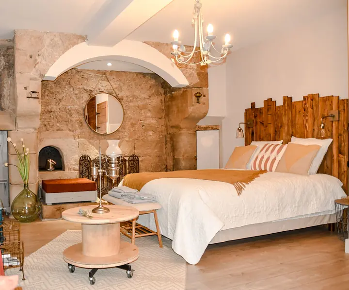 Lit et espace de vie — La Chaumière, hébergement Bed in Shop à Romans-sur-Isère
