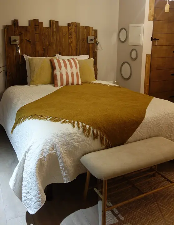 Autre vue du couchage — La Chaumière, hébergement Bed in Shop à Romans-sur-Isère