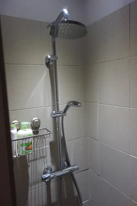 Douche du logement — La Chaumière, hébergement Bed in Shop à Romans-sur-Isère
