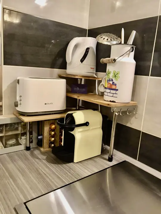 Cuisine et coin café — La Lavandière, hébergement Bed in Shop à Romans-sur-Isère