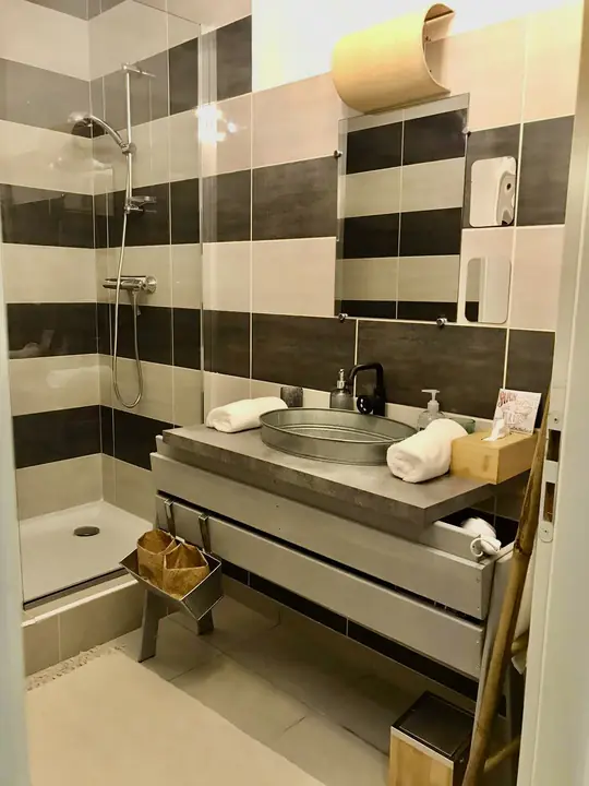 Vue d’ensemble de la salle de bain — La Lavandière, hébergement Bed in Shop à Romans-sur-Isère