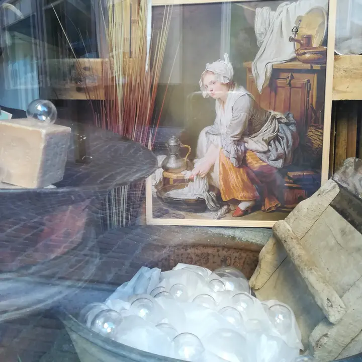 Détail patrimonial dans la vitrine de La Lavandière — La Lavandière, hébergement Bed in Shop à Romans-sur-Isère