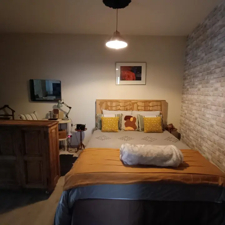 Chambre et couchage double — La Tannerie, hébergement Bed in Shop à Romans-sur-Isère