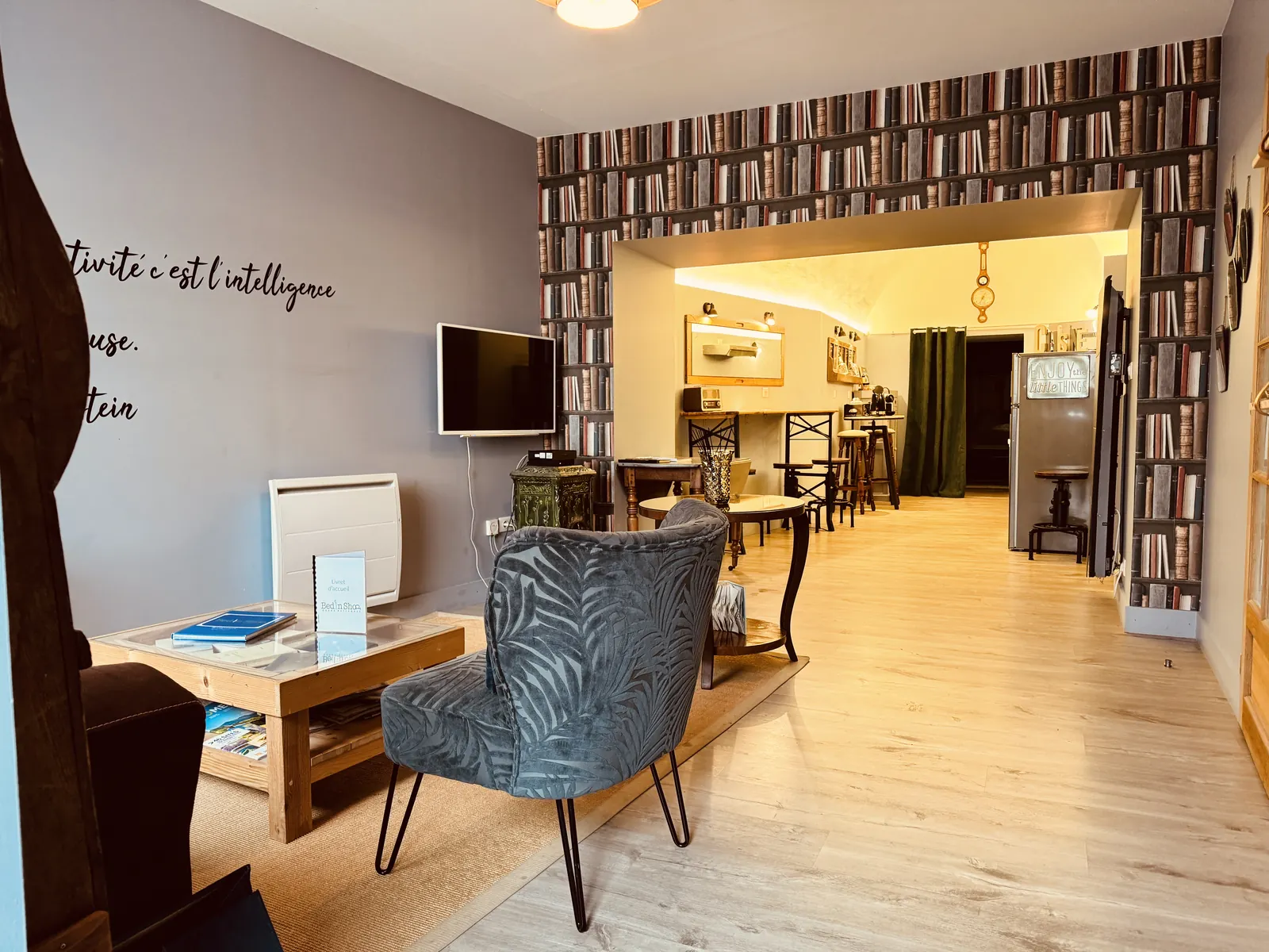 La pièce de vie du Bouquiniste, avec ses livres et son mobilier