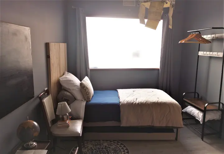 Chambre et couchage — Le Bouquiniste, hébergement Bed in Shop à Romans-sur-Isère