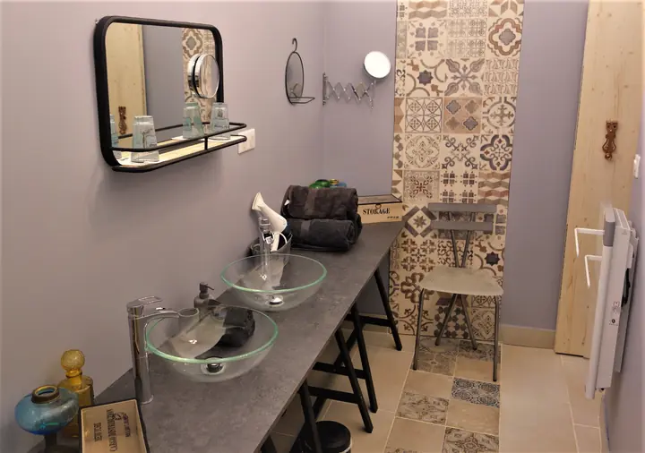 Salle de bain — Le Bouquiniste, hébergement Bed in Shop à Romans-sur-Isère
