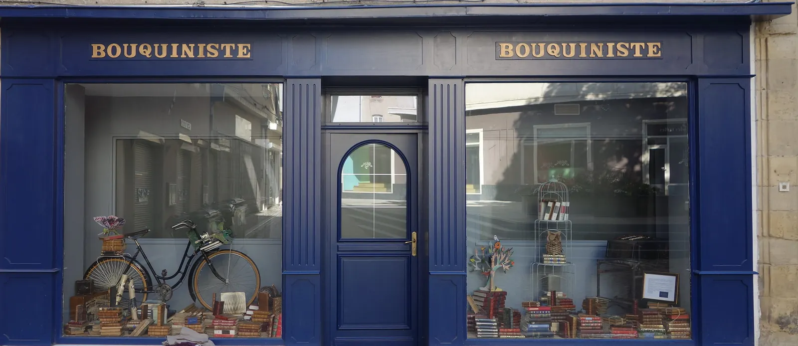 La façade bleu nuit de l’ancienne librairie Le Bouquiniste à Romans-sur-Isère