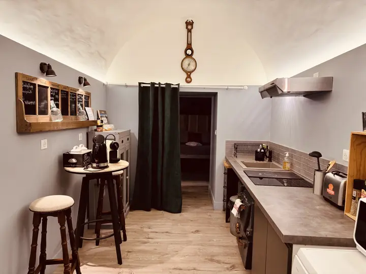 Cuisine et coin café — Le Bouquiniste, hébergement Bed in Shop à Romans-sur-Isère