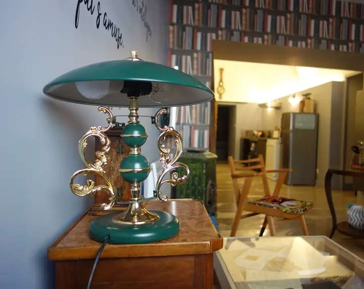 Lampe et mobilier de lecture — Le Bouquiniste, hébergement Bed in Shop à Romans-sur-Isère