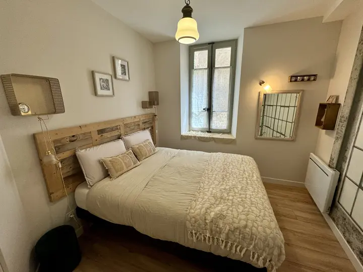 Chambre principale avec lit double — Le Grand Café, hébergement Bed in Shop à Romans-sur-Isère
