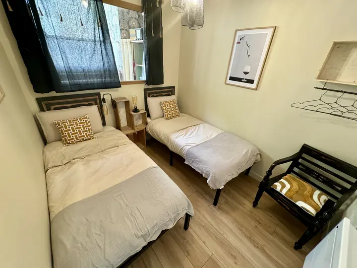 Chambre avec deux lits simples — Le Grand Café, hébergement Bed in Shop à Romans-sur-Isère
