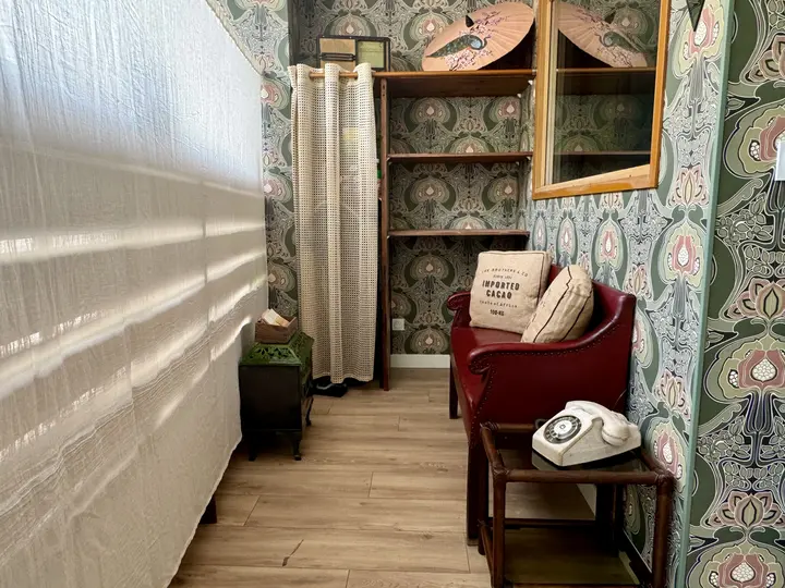 Coin salon — Le Grand Café, hébergement Bed in Shop à Romans-sur-Isère