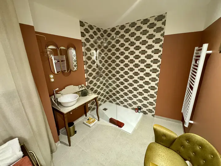 Salle de bain — Le Grand Café, hébergement Bed in Shop à Romans-sur-Isère