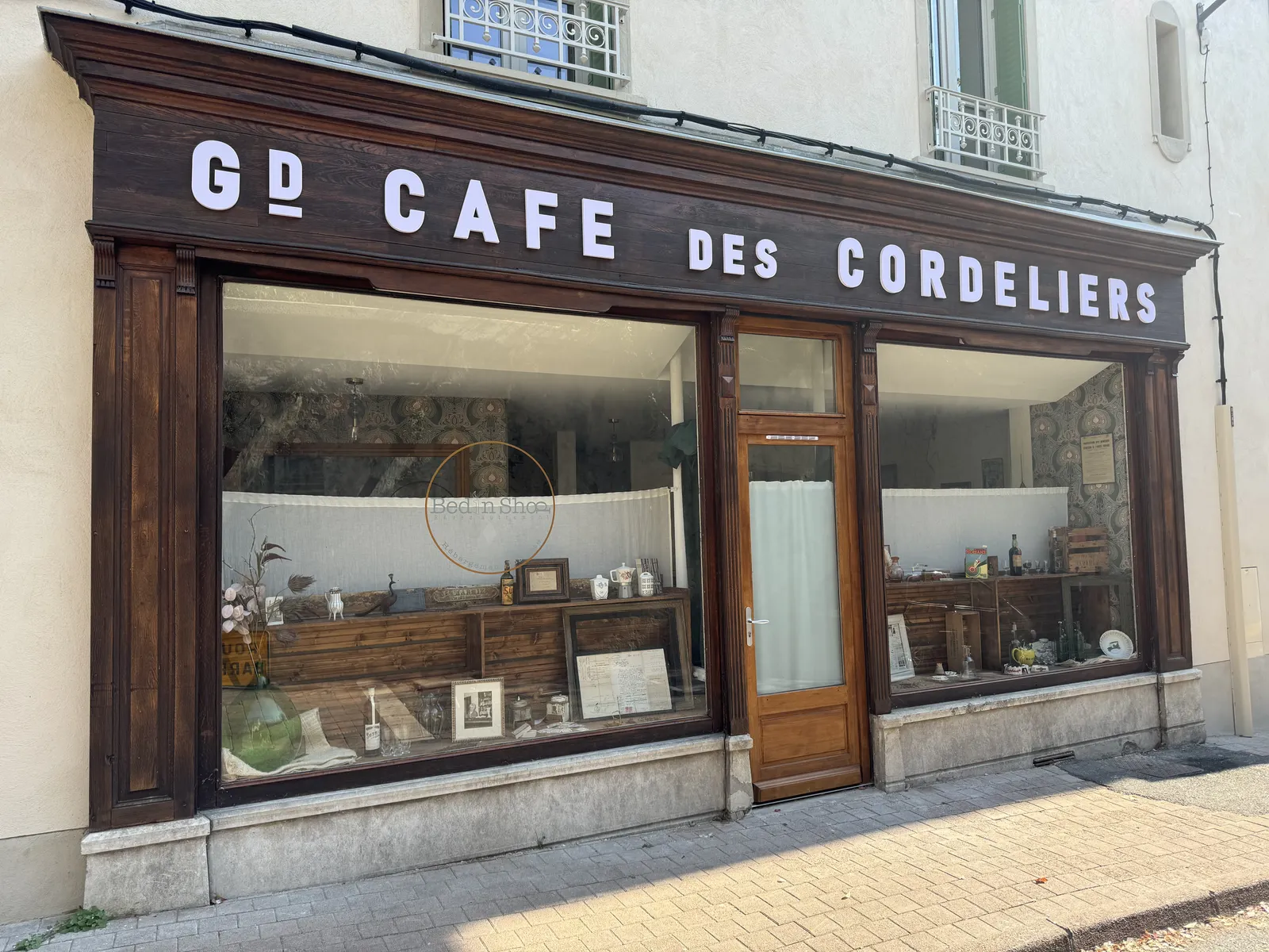 La façade historique du Grand Café des Cordeliers, avec son enseigne d’origine