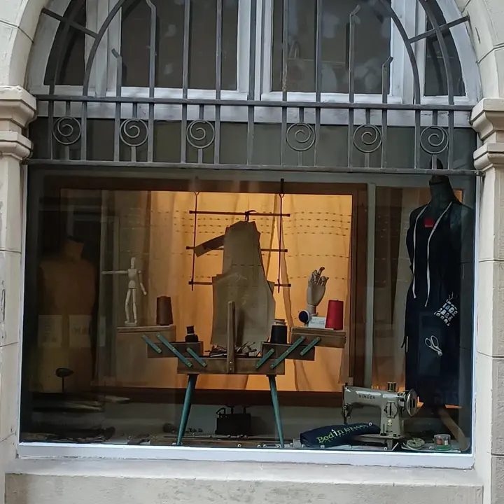 Devanture vitrée de l’ancien commerce — Le Tailleur, hébergement Bed in Shop à Romans-sur-Isère